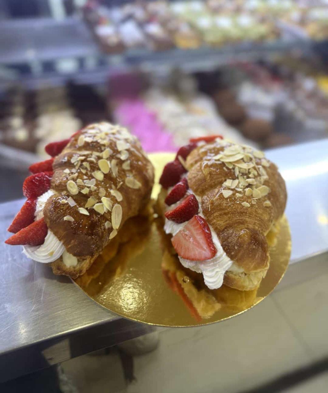 Croissant au Crème Patissière et Crème Fraishe كرواسون مع كريم باتيسيير وكريم فريش